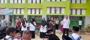 Apel hari pertama masuk sekolah bersama salah seorang wali murid kelas 1 Riswandar yang memberikan kesan dan pesan.